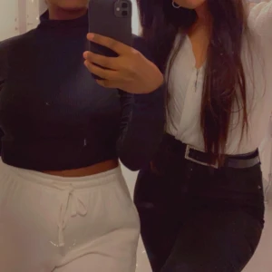 Svart tröja - Säljer den svarts tröjan till vänstee i storlek M. Använt ett fåtal gånger så den är i väldigt bra skick