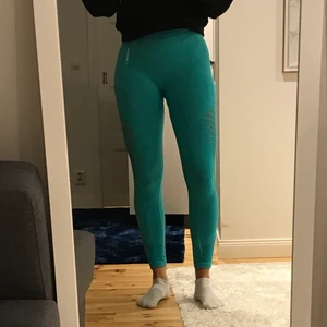 Gymshark Energy seamless - Tights från Gymshark i stl S, OANVÄNDA, därav perfekt skick. Tyvärr inte kommit till användning. Passar även M. Härlig blågrön färg. Köpta för 600 kr, säljs för 400 kr. Pris diskuterbart.