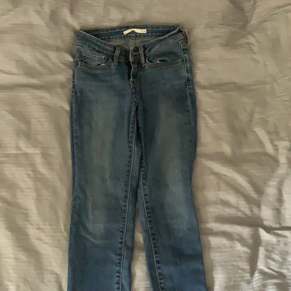 Blå Levis jeans i storlek 24. Lågmidjade. Jeans & Byxor.