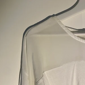vit långärmad  - Mjuk och skön vit långärmad som är see-through upptill.