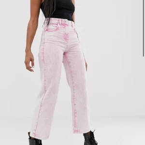 Slutsålda Collusion jeans - Jättesnygga ljusrosa jeans ifrån collusion. Ville så gärna behålla de men är tyvärr alldeles för små för mig. I det här ljuset är de mykxet gulare, de ser ut som på bilden i vanligt ljus. De är i storlek 25/28 men petite modell. Skulle rekommendera att vara en 23 i dehär eller XXS, jag är vanligtsvis 25 men fick inte på mig dehär, är 160 cm lång. De kostade runt 250 kr och eftersom jag aldrig kunnat använda de säljer jag de för 140 kr. Kunden står för frakt. 
