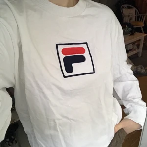 Fila tröja - En tunn collagetröja från Fila! Nypris ligger på 649kr! Superskön och luftig! Nästan oanvänd!