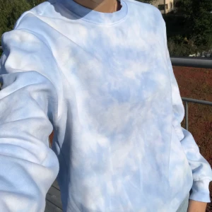 Beställning tie dye sweatshirt  - Jag tar beställningar på tiedye sweatshirts, info finns på sista bilden. Har endast ett begränsat antal!! Storlekarna är oversized:) Priset är 240kr+60kr frakt, så 300kr inklusive frakt