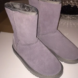  - Säljer UGGs helt nya!
Låg pris för att jag behöver pengarna! 
Färgen ser bättre ut i verkligheten har ingen bra mobilkamera! Dom är grå  medel låga iallafall 😊
