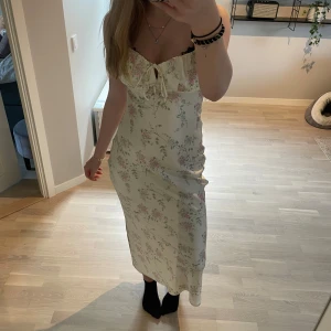 Ljusgul långklänning  - Superfin ljusgul långklänning ifrån Gina tricot💕hör av er för fler bilder på klänningen💛
