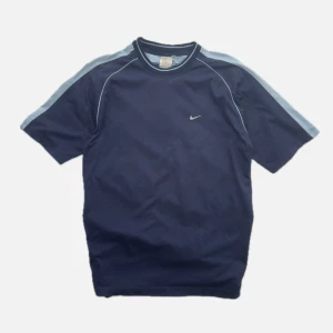 vintage blue nike embroidered tshirt (80s-90s)  - vintage blue nike embroidered tshirt (80s-90s). storlek XXL (sitter som L).
