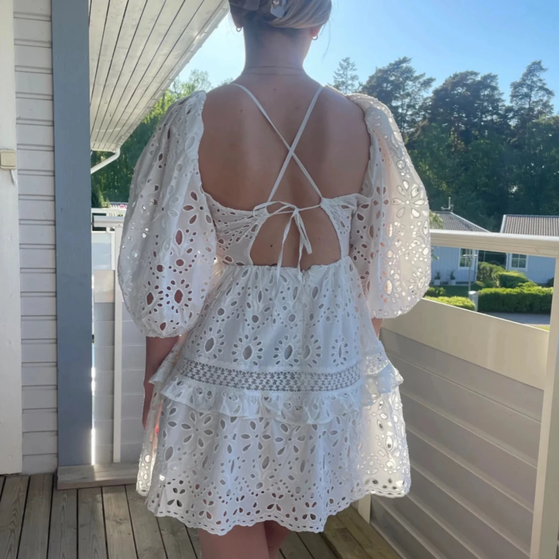 Vit broderad kortklänning med puffärmar och öppen rygg - 2