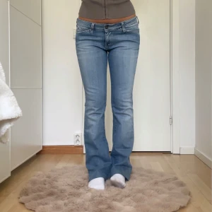Ljusblå bootcut jeans - Superfina lågmidjade jeans från lee! Midjemått tvärsöver: 39cm Innerbenslängd: 77cm Jag är 161cm för referens!💓