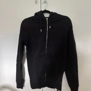 Svart hoodie med dragkedja från Solid - Säljer en svart hoodie från Solid som är använd. Den är i mycket bra skick. 