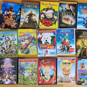 Samling av barnfilmer på DVD - Säljer en samling med 24 olika barnfilmer på DVD, inklusive titlar som Björnbröder, Tintin, Nicke Nyfiken, Hugo, Happy Feet, Planet 51, Monte TASS, Arthur och julklappsrushen, Draktränaren, Pettson & Findus, Tingeling och fler. Perfekt för filmkvällar med familjen.
