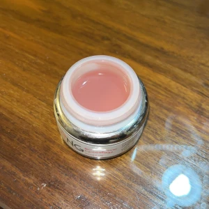 NG Builder Cover Camouflage UV/LED Gel - Nagelgel i burk från NG, Builder Cover Camouflage. Gelen har en mjuk rosa nyans och används för att bygga och förstärka naglar. Passar både UV- och LED-lampa. Förpackningen innehåller 15g gel.