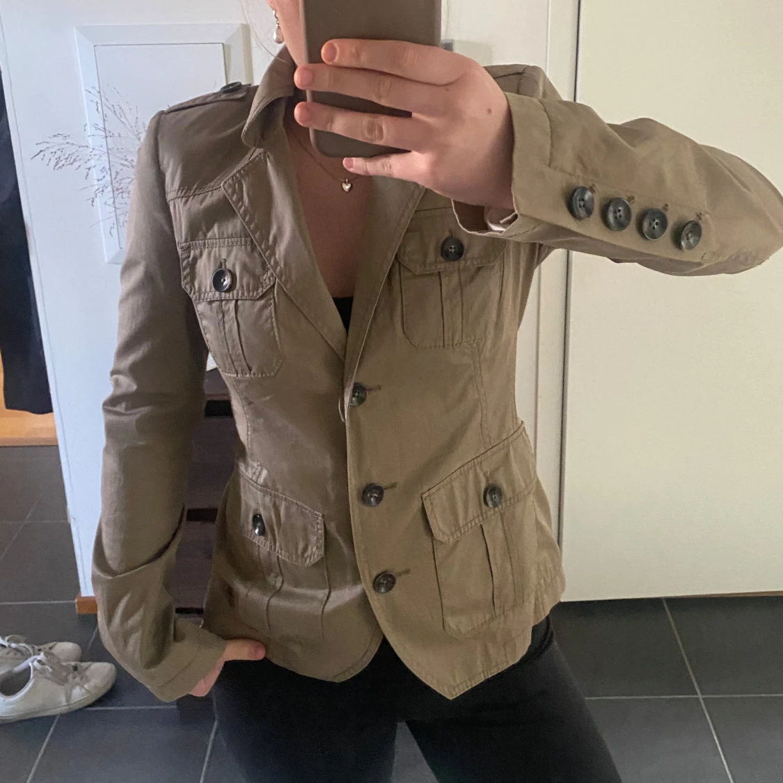 Beige kavaj med fickor och knappar - 1