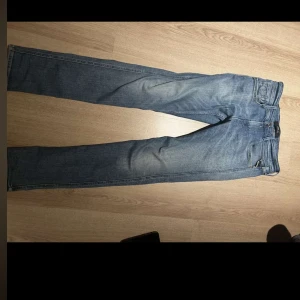 Replay jeans - Säljer dessa replay jeans😃 storlek 30 34. Riktigt bra skick. Inga defekter nypris ligger runt 1400. Mitt pris 499. Skriv vid mista lilla fråga🤙