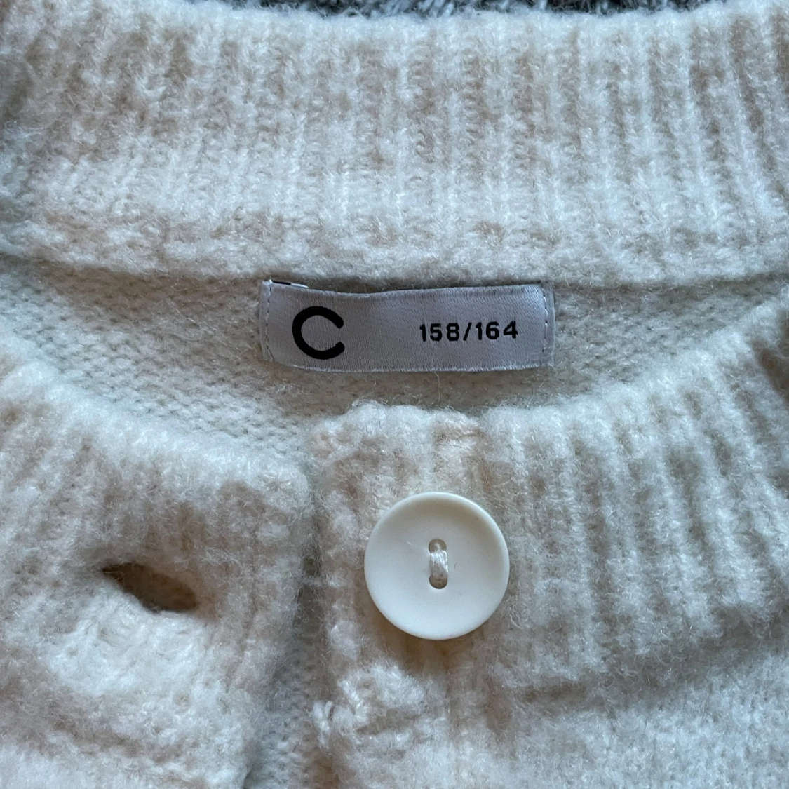 Vit stickad kofta med knappar - 1