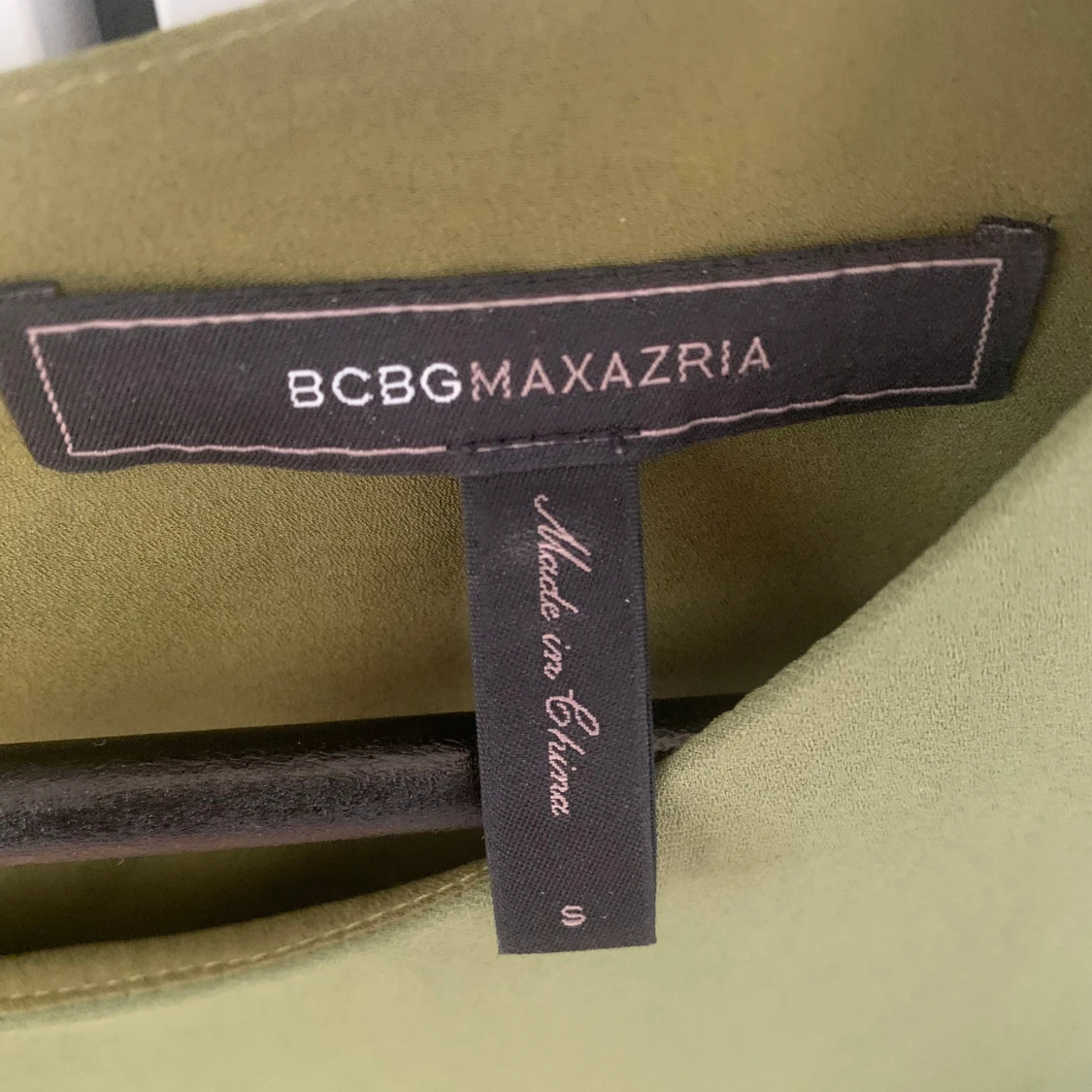 Olivgrön ärmlös klänning från BCBG Max Azria - 2