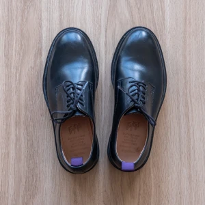 Svarta läderskor från Eytys - Säljer ett par klassiska svarta läderskor från Eytys med snörning och rund tå. Skulle säga att dom är en perfekt storlek 36. Har bara andvänts ett fåtal gånger