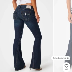 Mörkblåa lowwaisted true religion jeans - Jätte snygga mörkblåa true religion jeans i storlek w26 i modellen joey❣️använda ett få tal gånger. Säljs pågrund av att dem inte passar mig💕sista bilden är lånad ifrån säljaren ja köpte dem av för några månader sedan❤️Hör av er om ni vill ha egna bilder eller har frågor!💗kan tänka mig att gå ner i pris vid en snabb affär❤️