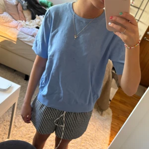 Ljusblå t-shirt - En basic ljusblå t-shirt med rund halsringning och korta ärmar💙Tröjan är i storlek L men sitter som en s/m.