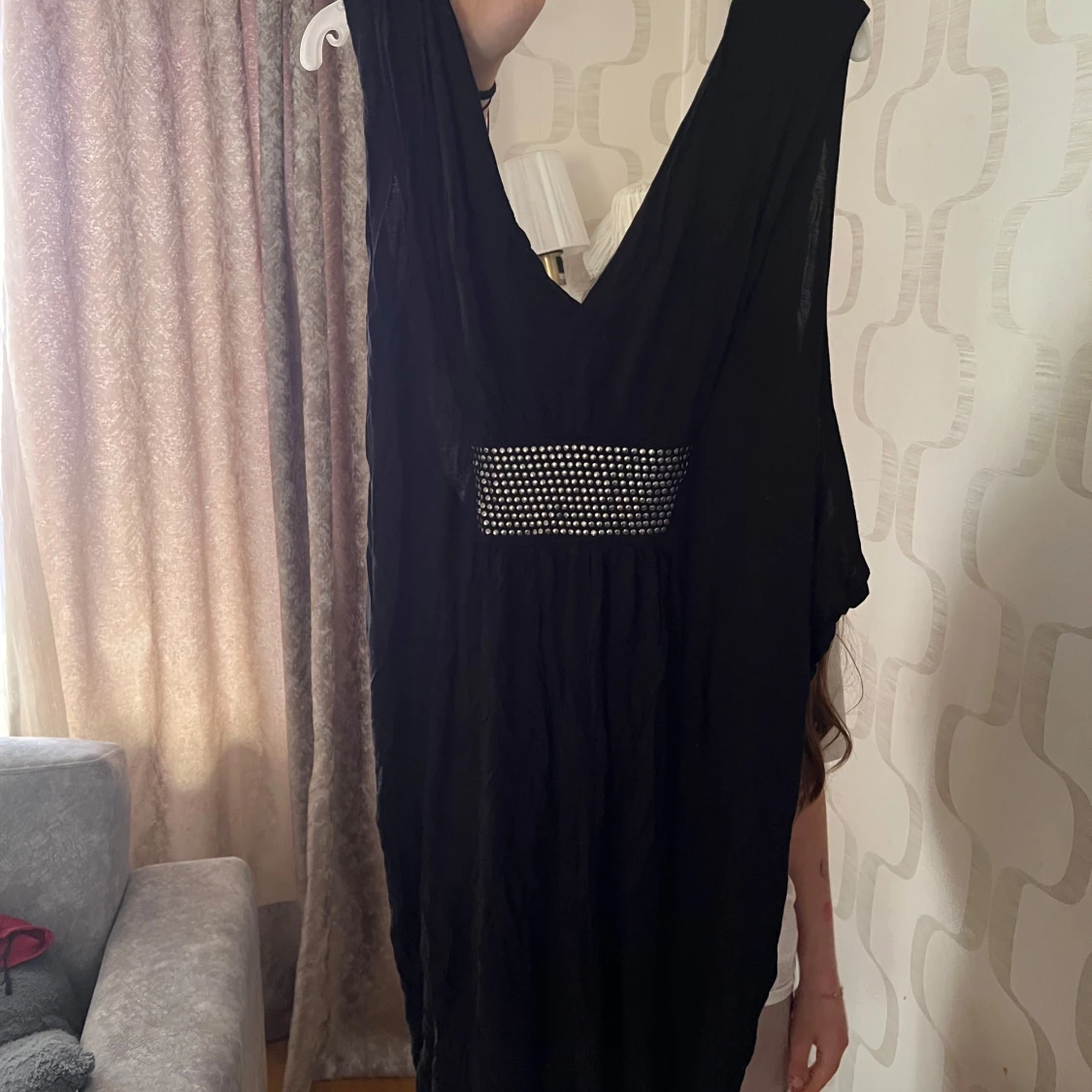 Svart långklänning med strassdetalj - 2