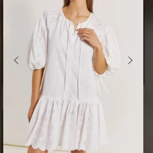 SÖKER VIT MINI KLÄNNING - Hej SÖKER KLÄNNING SOM LIKNAR DENNA I STORLEK S helst helt oanvänd/HELT utan defekter. BRÅTTOM BEHÖVER TILL STUDENTEN. HÖR AV ER ❤️❤️❤️❤️ 