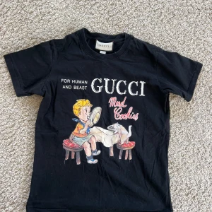 Gucci T-shirt - Unik Gucci t-shirt i fint skick som sällan varit använd. Storlek small.  Inköpt för länge sedan så tyvärr inget kvitto men äkthet garanteras givetvis annars pengarna tillbaks.