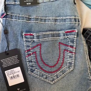 True religion jeans - Hej, säljer ett par true religion jeans som är helt nya aldrig använda. Storlek s (w29) Stor efterfrågan på dessa jeans och slutsålda. Nypris 1599 mitt pris 999kr. Kom privat för flera bilder!