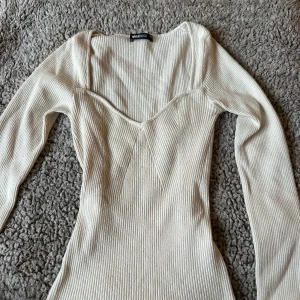 Beige topp från Gina Tricot - Säljer nu min slutsålda topp från Gina Tricot då den ej används längre, skriv privat för fler bilder🥰