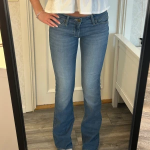 Lågmidjade utsvängda jeans - Jätte snygga jeans från Lee! De är lågmidjade och utsvängda! Storleken i dom är W27 L33 men måtten är: Innerben: 82 cm, midja rakt över: 38 cm Kom privat för fler mått eller frågor🥰