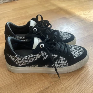 Zadig&Voltaire - Säljer ett par snygga Zadig sneakers i svart och vitt med grafiskt mönster och svarta detaljer. Som nya, ingen låda medföljer eller dustbag. 