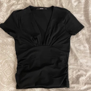 Bikbok topp - Säljer denna jätte fina topp/t-shirt från bikbok. Den är V ringad och i blusmatrial💓 