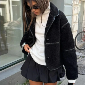 Svart teddyjacka  - I princip i nyskick, endast använd fåtal gånger. Den är superfin och passar perfekt till våren!!❣️❣️ Ordinarie pris är 559 men den är slut i lager!