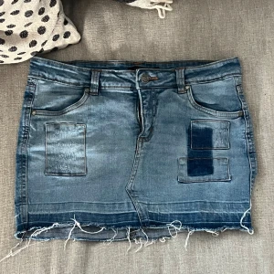 Mini jeanskjol🌞 - Söt kort kjol i denim. Så fina detaljer! Midjemåttet är 39 cm rakt över och längden är 30 cm❣️🩵🩵👖