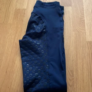 Mörkblå ridleggings från Equipage - Mörkblå ridtights från Equipage, helt oanvända stl 152