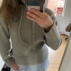 Grå stickad hoodie från Zara - Mysig grå stickad hoodie med huva. Perfekt för kalla dagar och enkel att matcha med det mesta. Nästa helt oanvänd.