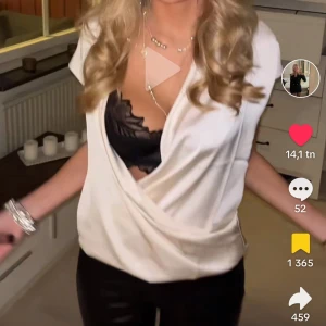 Vit blus - Vit blus från Mango. Storlek XS. Första bilden är lånad, de andra 3 är mina egna bilder. Aldrig använd, prislapp kvar. 