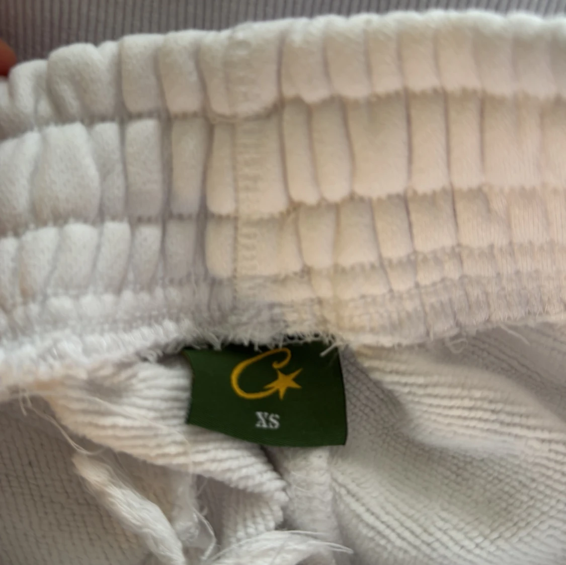 Vita shorts med grön logga från Corteiz - 3