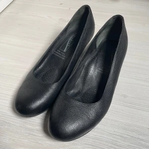 Svarta klackar - Klassiska svarta klackar  med låg klack. Perfekta för dig som vill ha en bekväm sko till jobbet eller fest. 