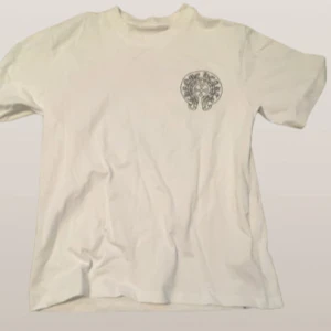 Chrome Hearts tröja - Säljer p.ga av att den va för stor på mig. Sprillans ny och är bara testad en gång. Lappen är fortfarande kvar och storleken är S