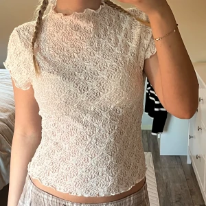 Spets tshirt - Säljer en vit tshirt/topp med spetsmaterial.