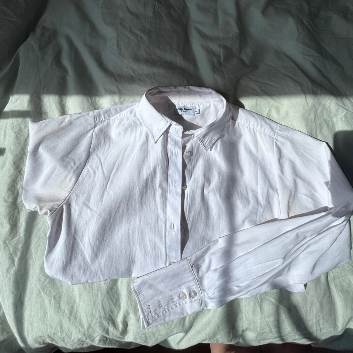 Vit skjorta med grå detaljer från NA-KD - 3