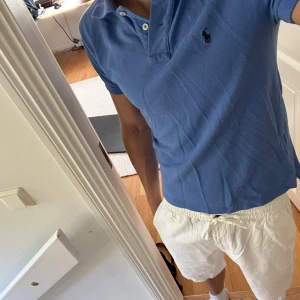 Blå piké från Polo Ralph Lauren - Säljer denna riktigt feta pikén från Polo Ralph Lauren för ett dunder pris. Perfekt nu till sommaren☀️Passar storleken XS-S