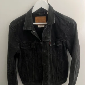 Svart jeansjacka från Levi's - Säljer min Levis jacka, den är i mycket bra sick