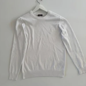 LORO PIANA TRÖJA  - Loro Piana Tröja i nyskick. Extremt skönt lyxig och skönt material. Självklart äkta. Nypris över 15tkr. Hör av dig vid fler frågor eller funderingar.