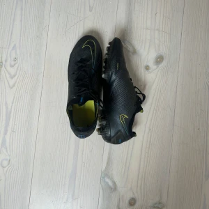 Nike phantom GT elite FG  - Säljer mina Nike phantom GT elite FG i storlek. Skorna är sparsamt använda utan några hål eller slitningar. Skriv vid eventuella frågor eller funderingar!