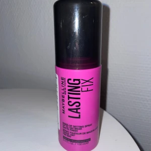 Maybelline setting spray - Säljer denna populära settingspray från maybelline då jag har en annan. Den är endast testad vid ett tillfälle 