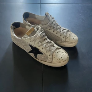 Goldengoose  - Tjena! Säljer nu mina goldengoose dojor. Storlek 41 har tecken på användning men är fortfarande väldigt användbara! Skriv om du har någon fråga