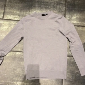 J.Lindeberg stickad tröja - Säljer denna fina gråa stickade tröja från JLindeberg. Jättefin och bra skick. Passar mellan 170-165. Är 170 som referens på sista bild.