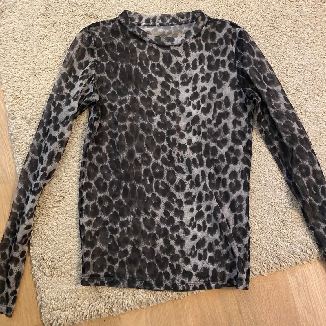 Leopardmönstrad meshtröja