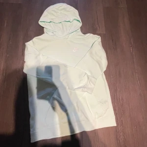Turkos hoodie från Nike - Säljer en turkos hoodie från Nike med broderad logga på bröstet. Tröjan har huva och långa ärmar, perfekt för en avslappnad stil. Supermjuk och skön att ha på sig! Priset går att diskutera, lämna gärna prisförslag. 