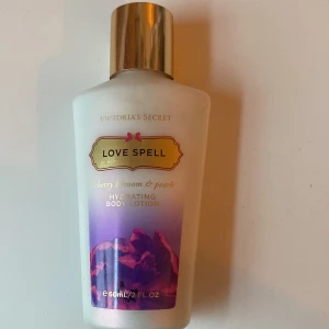 Love Spell body lotion - Helt oanvänd bodylotion (se bild 4) från Victoria secret. Super god doft och 60ml innehåll.